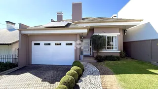 Fachada de uma casa residencial em Lajeado, Brasil com garagem e jardim.