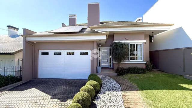 Fachada de uma casa residencial em Lajeado, Brasil com garagem e jardim.