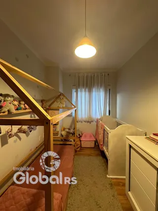 Quarto interno com escadaria de madeira e decoração de cama.