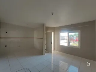 Vista interna de um ambiente com piso de cerâmica.