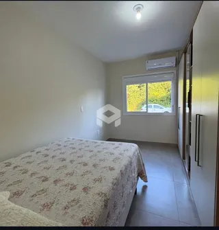 Quarto com cama de casal em uma residência.