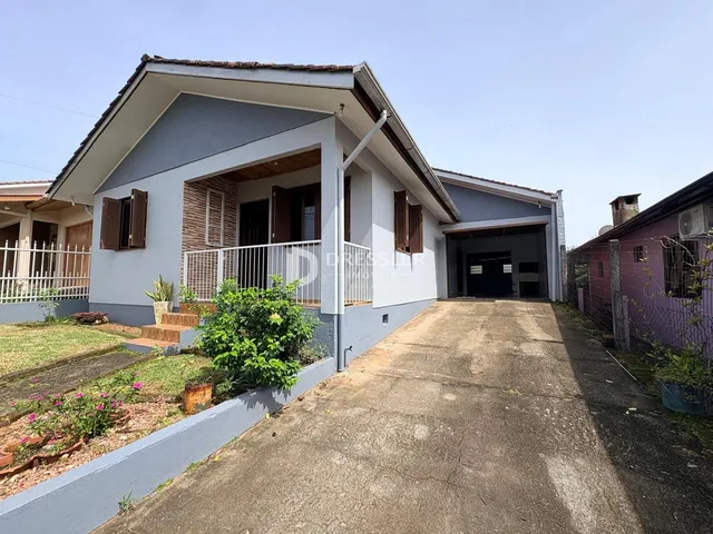 Fachada de uma residência em Lajeado, Brasil com varanda frontal.