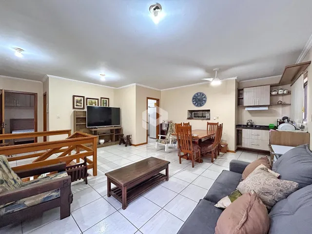 Sala de estar com móveis de madeira e piso cerâmico.