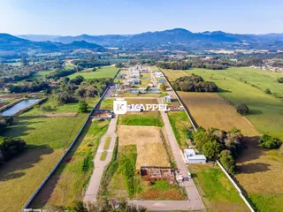 Vista aérea de uma propriedade rural com campos abertos em Lajeado, Brasil.