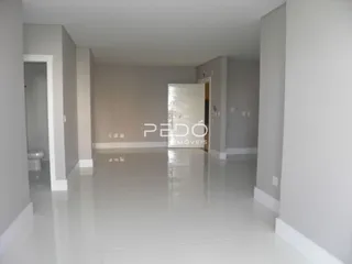 Vista de um corredor interno com piso reflexivo em uma residência.