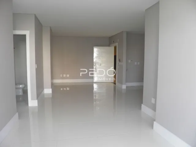 Vista de um corredor interno com piso reflexivo em uma residência.