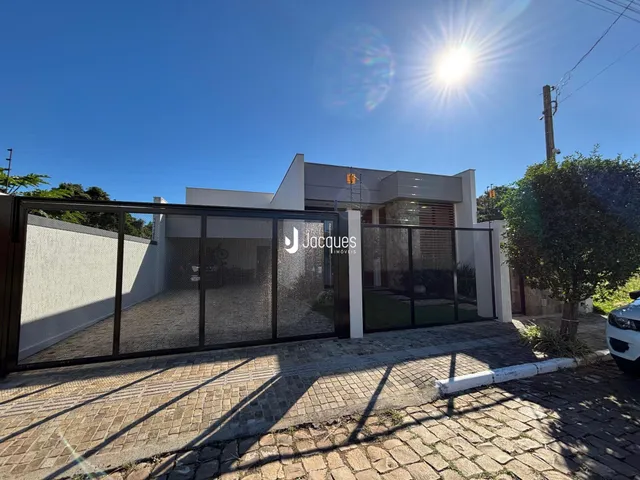 Fachada de uma residência com portão de ferro.