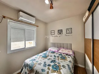 Quarto com cama e janela em um imóvel no Brasil.