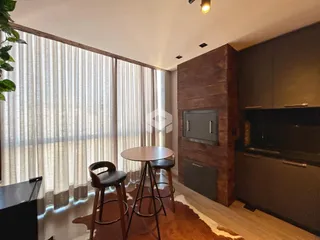 Ambiente interno com janela grande e decoração de madeira.