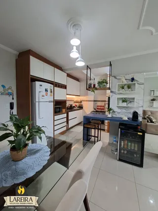 Sala de estar com piso de cerâmica e móveis modernos.