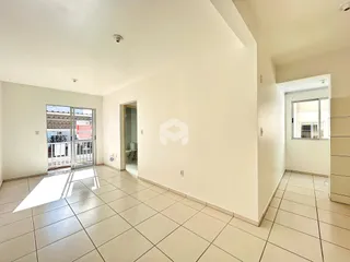 Interior de um corredor com piso de cerâmica claro.