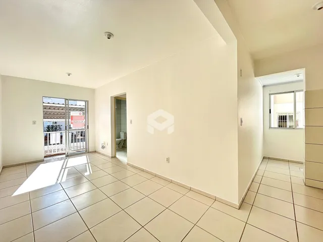 Interior de um corredor com piso de cerâmica claro.