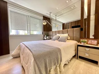 Quarto com cama e janela em ambiente interno.