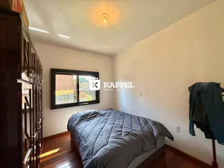 Este é um quarto com cama e armário de madeira.