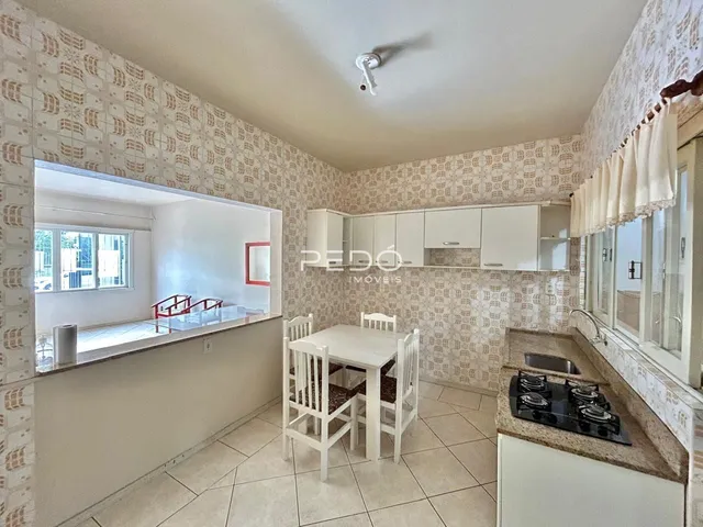 Foto de um ambiente interno com revestimento de parede e área de cozinha em Lajeado, Brasil.