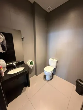 Foto de um banheiro interno em um imóvel.