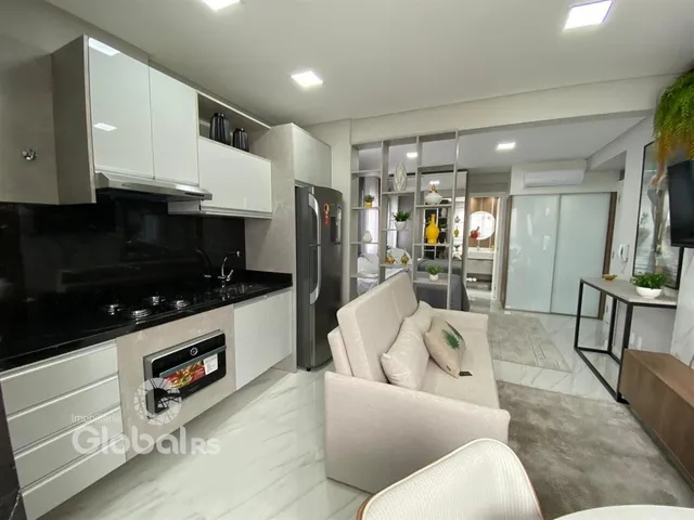 Sala de estar e cozinha moderna com armários brancos e piso claro.