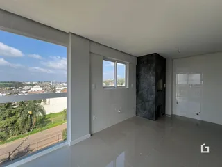 Sala de estar com grande janela e vista para a paisagem externa.
