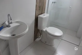 Foto de um banheiro com pia e vaso sanitário em um imóvel.