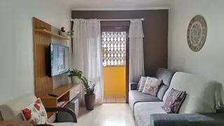Sala de estar com cortinas brancas e sofá em ambiente claro.
