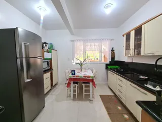 Interior de uma sala de estar com cozinha aberta em Lajeado, Brasil.
