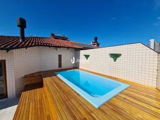 Foto de uma piscina ao ar livre com deck de madeira.