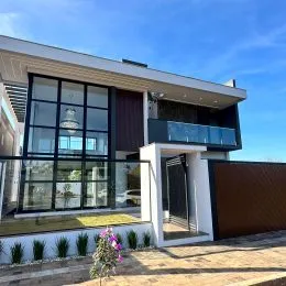 Fachada moderna de um imóvel com grandes janelas e varanda em Lajeado, Brasil.