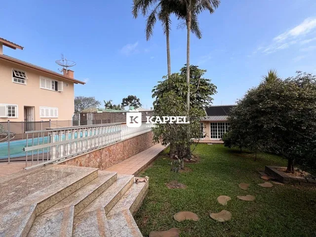 Vista externa de uma residência com piscina e jardim em Lajeado.