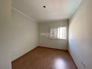 Ambiente interno com piso de madeira e paredes claras.