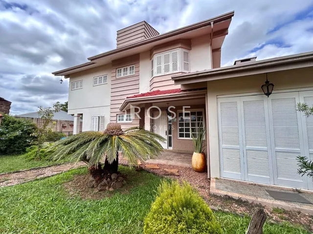 Fachada de uma casa residencial em Lajeado, Brasil, com jardim frontal.