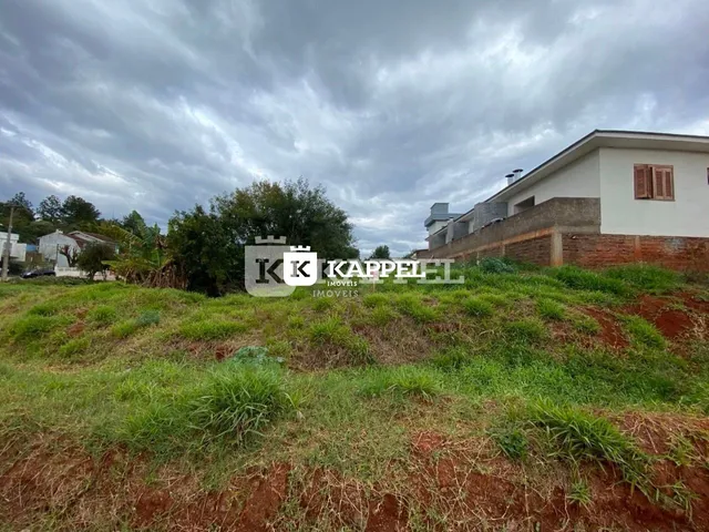Vista externa de uma residência em Lajeado, com vegetação rasteira no primeiro plano.