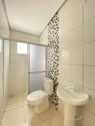 Foto de um banheiro interno com azulejos brancos.