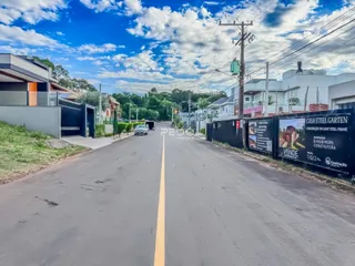 Vista da rua em Lajeado, Brasil com residências laterais.