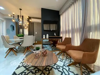 Sala de estar e jantar com móveis de madeira e estofados em um apartamento.