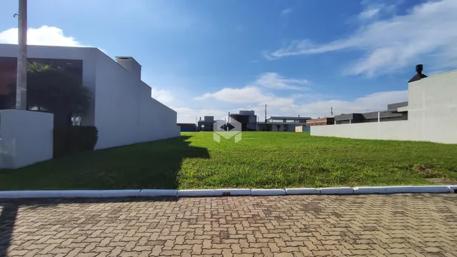 Fachada de uma casa branca com jardim verde.