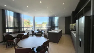 Sala de jantar com mesa oval e janelas amplas em um imóvel no Brasil.