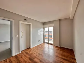 Hall com piso de madeira e porta de entrada.