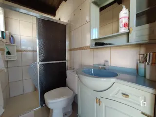 Foto de um banheiro interno com vaso sanitário e pia.