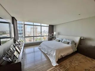 Quarto espaçoso com vista para a paisagem urbana.