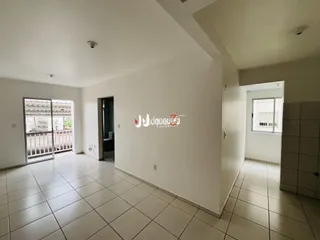 Foto de um corredor interno com piso de cerâmica clara.