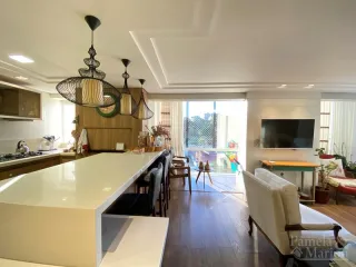 Foto de uma cozinha com bancada longa e assentos escuros.