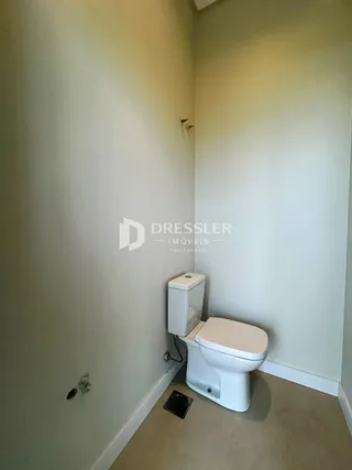 O interior mostra um banheiro com vaso sanitário.