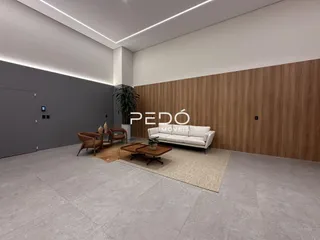 Sala de estar moderna com paredes cinzas e painel de madeira.