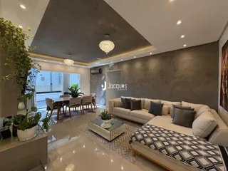 Sala de estar ampla com pé direito alto e decoração moderna.