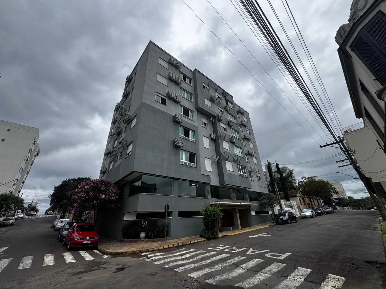 Fachada de um prédio residencial em Lajeado, Brasil, sob um céu nublado.