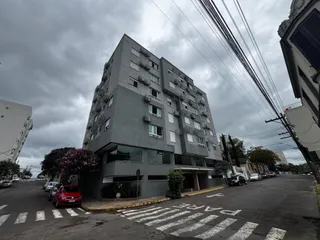 Fachada de um prédio residencial em Lajeado, Brasil, sob um céu nublado.