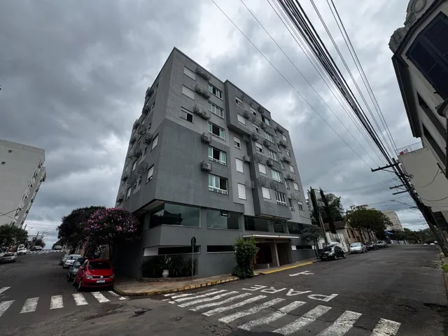 Fachada de um prédio residencial em Lajeado, Brasil, sob um céu nublado.