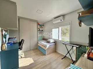 Quarto com armários embutidos e piso de madeira em um imóvel no Brasil.