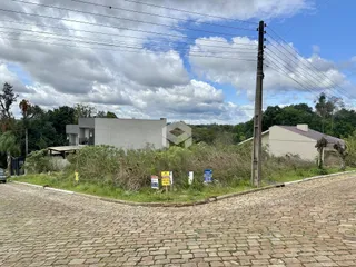 Vista externa de uma residência em Lajeado, Brasil, com vegetação ao redor.