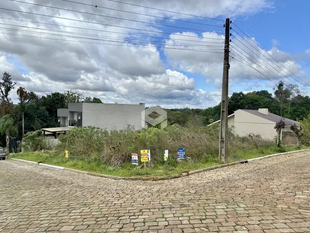 Vista externa de uma residência em Lajeado, Brasil, com vegetação ao redor.